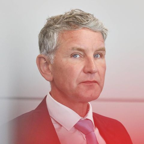 Der Thüringer AfD-Landeschef Björn Höcke schaut streng. Er trägt Hemd und Krawatte