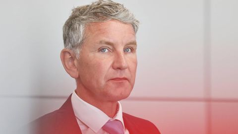 Der Thüringer AfD-Landeschef Björn Höcke schaut streng. Er trägt Hemd und Krawatte