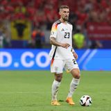 Gnadenloser Abräumer, unerschöpflicher Motor im Mittelfeld: Robert Andrich hat in den ersten Spielen gezeigt, warum er zurecht von Julian Nagelsmann in die Nationalmannschaft berufen wurde. Er knüpfte nahtlos an seine starken Leistungen bei Bayer Leverkusen an, sorgte für Stabilität und Aggressivität. Doch wer ihn auf seine "Zerstörungskräfte" reduziert, verkennt seine spielerische Qualität. Gegen die Schweiz gelang ihm gar das vermeintliche 1:0 aus der zweiten Reihe, das wegen eines Fouls von Musiala aber wieder zurückgenommen wurde