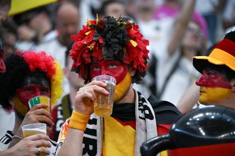Fußballfan trinkt Bier