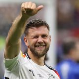 Legenden besagen, im Duden stünde als Erklärung des Wortes "Edeljoker" ein Bild von Niclas Füllkrug. Besser als "Lücke" kann man sich nicht für die Startelf empfehlen. In allen drei Partien kam er von der Bank, in zweien schlug er zu. Füllkrug ist vielleicht genau der Stürmer, den die Nationalmannschaft braucht: unprätentiös, kämpferisch und eiskalt vor dem Tor