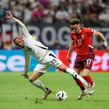 Derzeit würde auf Leroy Sanés Zeugnis für die EM stehen: "Er war stets bemüht", und das ist wohl die größte Beleidigung für einen Spieler seiner Klasse. Sané wirkt nach wie vor wie ein Fremdkörper in der Mannschaft. Seine Einwechslungen verpufften, seine Dribbilings ebenso. Er ist noch immer auf der Suche nach seiner Leichtigkeit. Dennoch stärkte Nagelsmann ihm demonstrativ den Rücken: "Er ist ein bedeutender Spieler, der enge Spiele entscheiden kann."