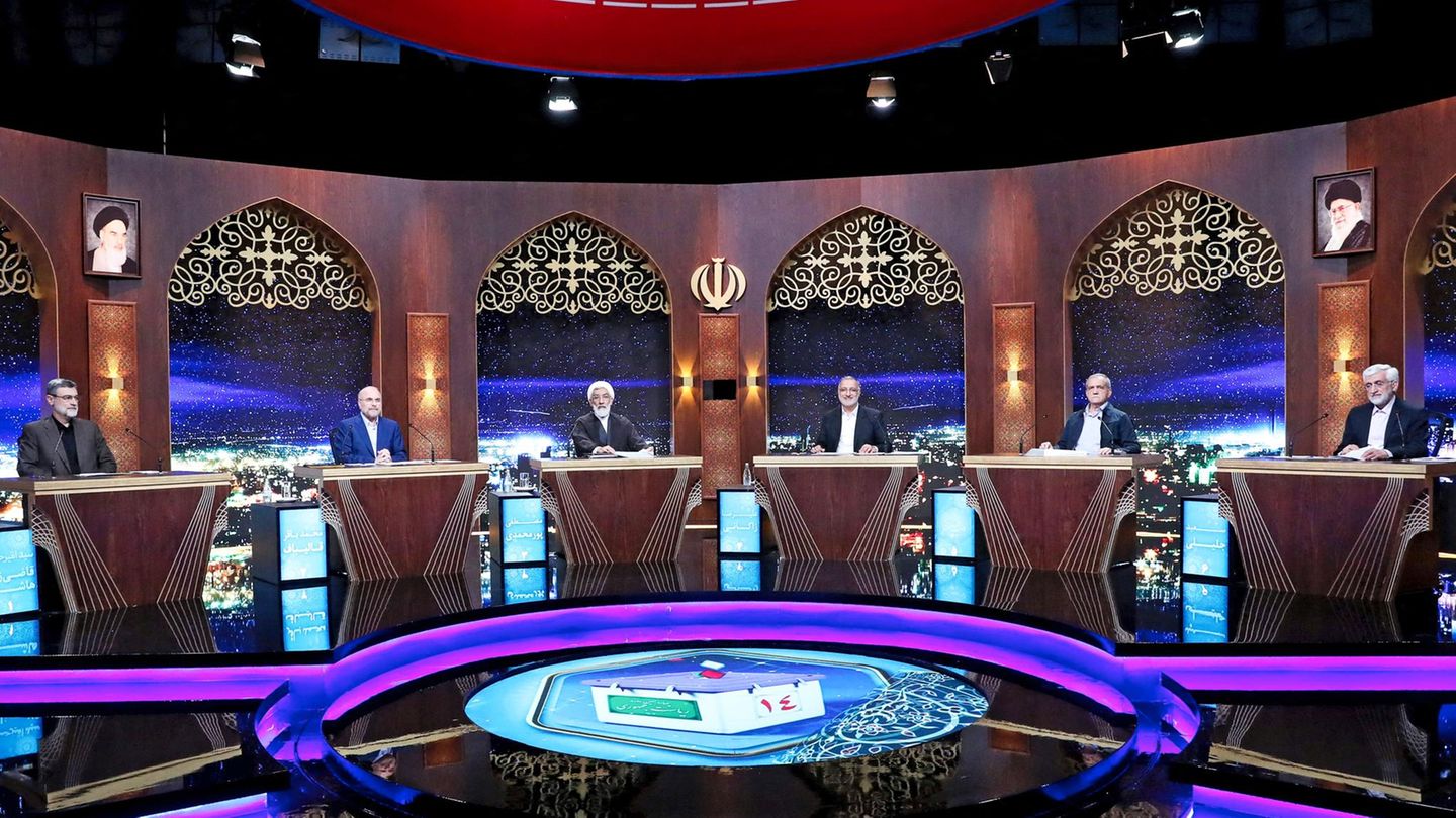 Ein TV-Studio im Iran mit den Präsidentschaftskandidaten Ein TV-Studio im Iran mit den Präsidentschaftskandidaten