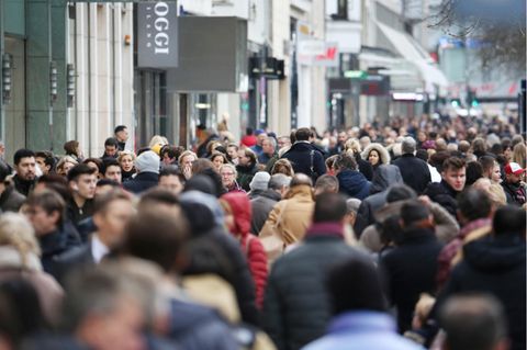 Viele Leute laufen über eine Einkaufsstraße in Düsseldorf