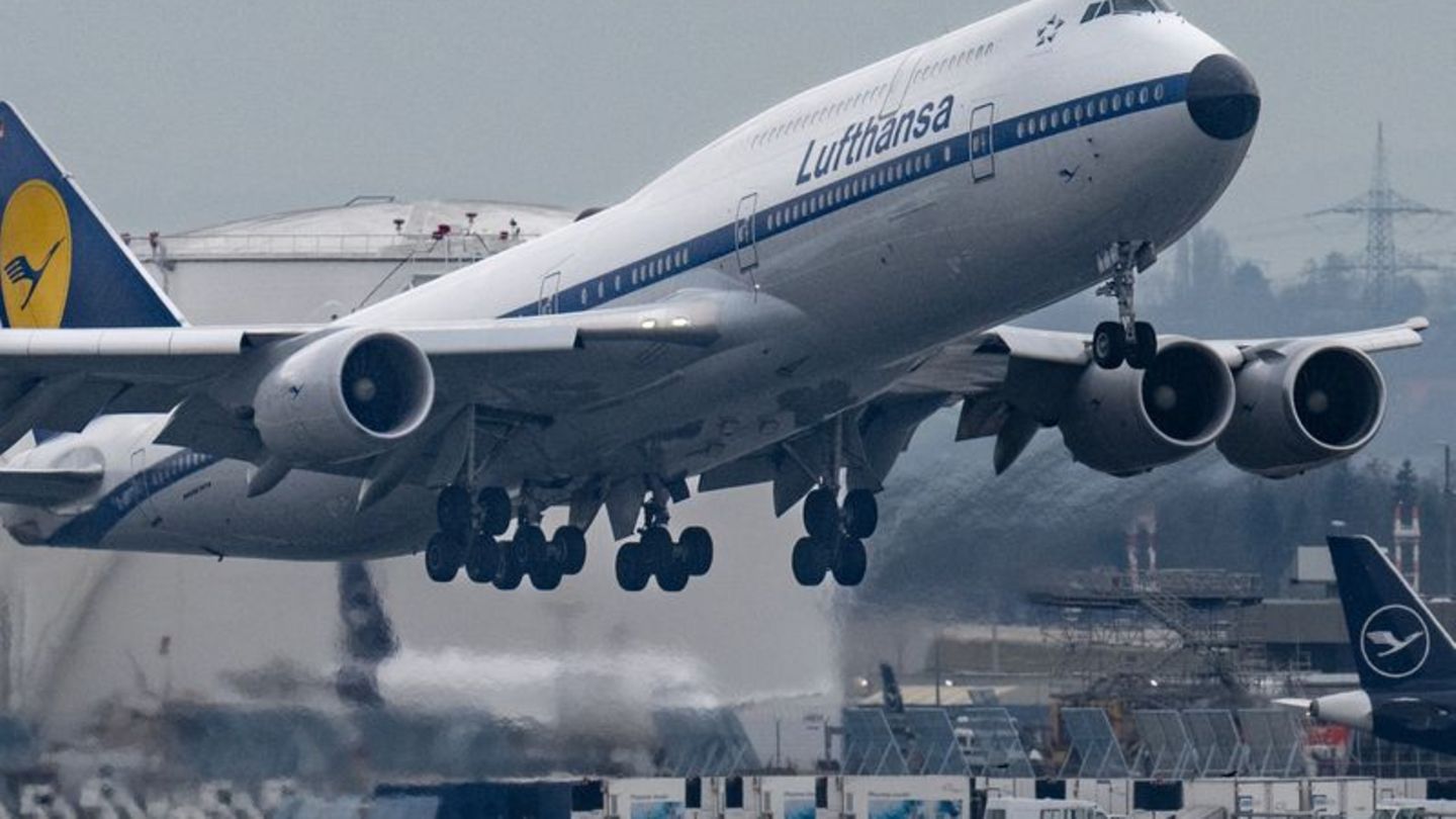 Ab dem nächsten Jahr wird Lufthansa ihren Passagieren Umweltkosten in Rechnung stellen. Foto: Boris Roessler/dpa