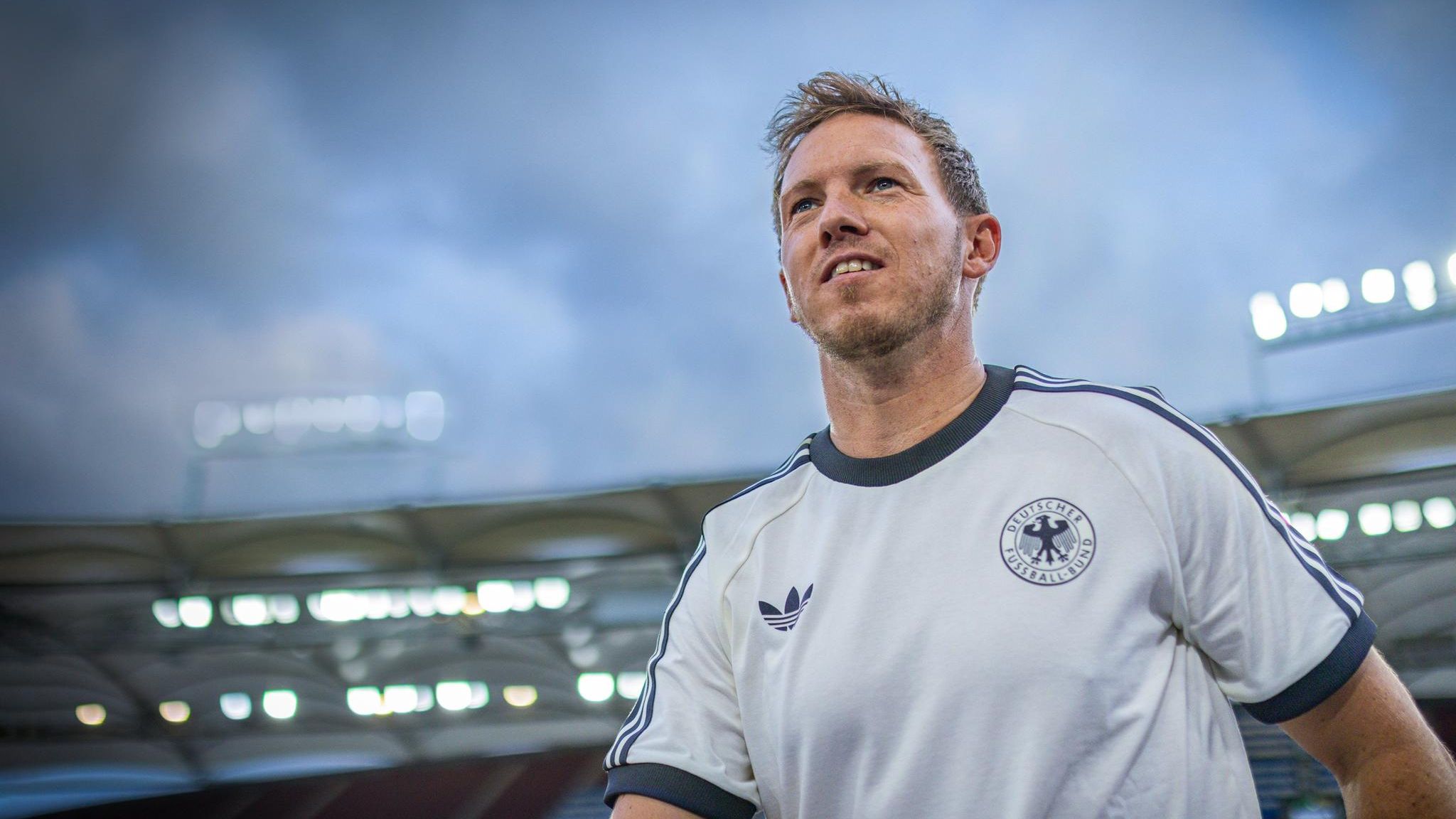 Julian Nagelsman läuft im Trikot durchs Stadion