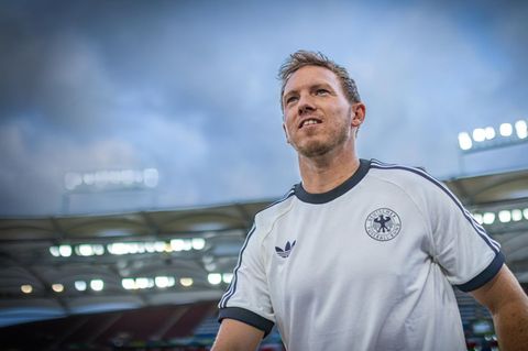 Julian Nagelsman läuft im Trikot durchs Stadion