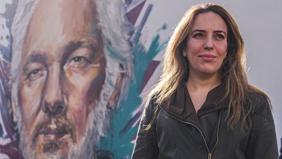 Ehefrau Stella Morris enthüllt ein Julian Assange gewidmetes Wandgemälde in Neapel