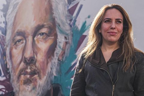 Ehefrau Stella Morris enthüllt ein Julian Assange gewidmetes Wandgemälde in Neapel