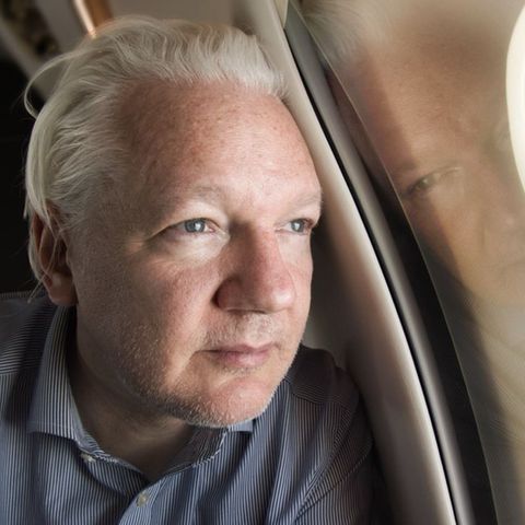 Julian Assange nach seiner Entlassung aus Belmarsh Prison in London am 24. Juli auf dem Weg nach Saipan