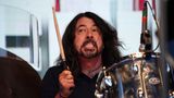 Swifties vs. Dave Grohl   Was hat Dave Grohl getan? Der Foo Fighter hat sich einen Kalauer erlaubt. In Anspielung an Swifts "Eras"-Tour scherzte er auf offener Bühne, man müsste die Foo-Fighters-Tour die "Errors"-Tour nennen – weil die Band so viele Fehler (englisch: errors) macht.  Wie reagierten die Swifties? Humorlos. Sie unterstellten dem früheren Nirvana-Drummer, er habe damit sagen wollen, dass bei Swift-Konzerten die Musik vom Band komme. Als dann auch noch Swift höchstselbst verschnupft reagierte, fegte ein Shitstorm über Grohl her – sogar Foo-Fighters-Fans empörten sich. Smells Like Swift Spirit!  Wer hat gewonnen? Im Augenblick steht es noch unentschieden – Grohl hat bislang nicht reagiert. Denn tatsächlich ist er Swift freundschaftlich verbunden: Vor Jahren rettete sie ihn auf einer Party, als ein Gast Grohl eine Gitarre reichte mit der Aufforderung ,Hey, spiel mal was vor!‘. Grohl war zu stoned und versank vor Scham im Boden – bis Swift sich schnell die Gitarre schnappte und losklimperte. "Ich dachte nur: 'Ugh, gottseidank ist Taylor Swift hier.' Wie f***ing Batman, wenn man ihn braucht."