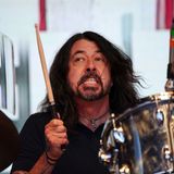 Swifties vs. Dave Grohl   Was hat Dave Grohl getan? Der Foo Fighter hat sich einen Kalauer erlaubt. In Anspielung an Swifts "Eras"-Tour scherzte er auf offener Bühne, man müsste die Foo-Fighters-Tour die "Errors"-Tour nennen – weil die Band so viele Fehler (englisch: errors) macht.  Wie reagierten die Swifties? Humorlos. Sie unterstellten dem früheren Nirvana-Drummer, er habe damit sagen wollen, dass bei Swift-Konzerten die Musik vom Band komme. Als dann auch noch Swift höchstselbst verschnupft reagierte, fegte ein Shitstorm über Grohl her – sogar Foo-Fighters-Fans empörten sich. Smells Like Swift Spirit!  Wer hat gewonnen? Im Augenblick steht es noch unentschieden – Grohl hat bislang nicht reagiert. Denn tatsächlich ist er Swift freundschaftlich verbunden: Vor Jahren rettete sie ihn auf einer Party, als ein Gast Grohl eine Gitarre reichte mit der Aufforderung ,Hey, spiel mal was vor!‘. Grohl war zu stoned und versank vor Scham im Boden – bis Swift sich schnell die Gitarre schnappte und losklimperte. "Ich dachte nur: 'Ugh, gottseidank ist Taylor Swift hier.' Wie f***ing Batman, wenn man ihn braucht."