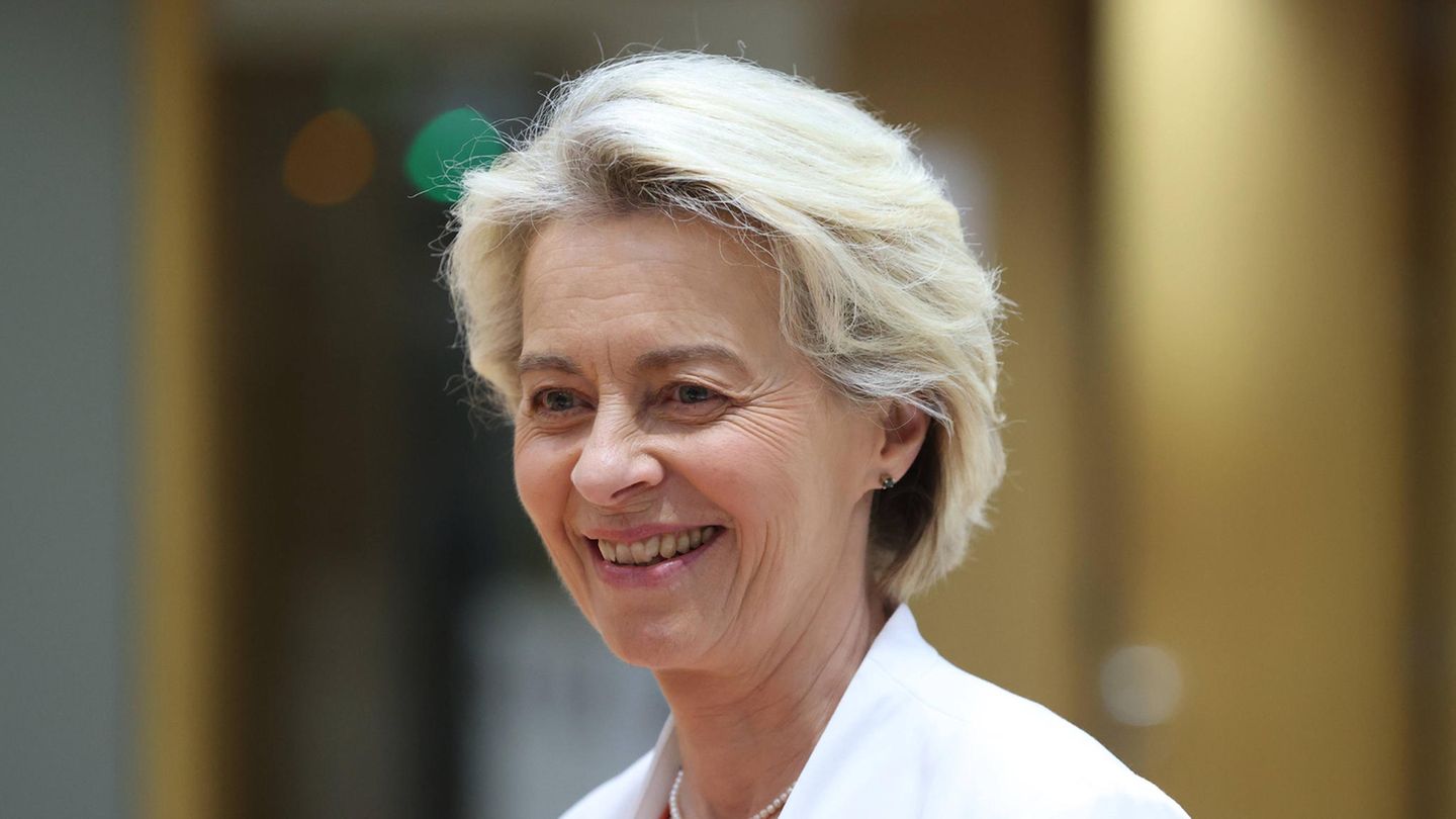 Ursula von der Leyen lächelt in Brüssel