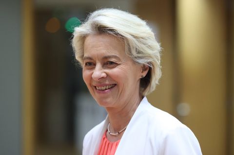 Ursula von der Leyen lächelt in Brüssel