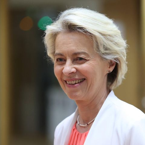 Ursula von der Leyen lächelt in Brüssel