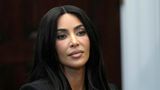 Swifties vs. Kim Kardashian  Was hat Kim Kardashian getan? Ein Telefonat mit Taylor Swift gepostet – unerlaubt. Es kam so: 2016 nannte Kardashians damaliger Ehemann Kanye West Swift in einem Song "Bitch". Swift reagierte mehr als sauer. Daraufhin postete Kardashian den Schnipsel eines Telefonats, in dem Swift dem Rapper angeblich die Erlaubnis für das Schimpfwort gab. Swift reagierte noch saurer.  Wie reagierten die Swifties? Shitstorm, na klar. Und Swift legte auf ihrem letzten Album noch nach – mit dem verächtlichen Song "thanK you aIMee" (man achte auf die Initiale). Die Swifties verstanden den Wink: noch ein Shitstorm für Kim.  Wer hat gewonnen? 100.000 zu Null für die Swifties. Denn nicht nur, dass sie Kardashian in den sozialen Netzwerken als Kommentar tausendfach Swifts Songtitel "thanK you aIMee" zuschickten. Innerhalb weniger Wochen nach Albumstart waren auf Instagram auch 100.000 Kardashion-Follower abgesprungen. Na gut, bei 363 Millionen Anhängern verschmerzbar.
