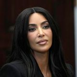 Swifties vs. Kim Kardashian  Was hat Kim Kardashian getan? Ein Telefonat mit Taylor Swift gepostet – unerlaubt. Es kam so: 2016 nannte Kardashians damaliger Ehemann Kanye West Swift in einem Song "Bitch". Swift reagierte mehr als sauer. Daraufhin postete Kardashian den Schnipsel eines Telefonats, in dem Swift dem Rapper angeblich die Erlaubnis für das Schimpfwort gab. Swift reagierte noch saurer.  Wie reagierten die Swifties? Shitstorm, na klar. Und Swift legte auf ihrem letzten Album noch nach – mit dem verächtlichen Song "thanK you aIMee" (man achte auf die Initiale). Die Swifties verstanden den Wink: noch ein Shitstorm für Kim.  Wer hat gewonnen? 100.000 zu Null für die Swifties. Denn nicht nur, dass sie Kardashian in den sozialen Netzwerken als Kommentar tausendfach Swifts Songtitel "thanK you aIMee" zuschickten. Innerhalb weniger Wochen nach Albumstart waren auf Instagram auch 100.000 Kardashion-Follower abgesprungen. Na gut, bei 363 Millionen Anhängern verschmerzbar.