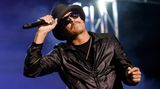 Swifties vs. Kid Rock  Was hat Kid Rock getan? 2019 twitterte der Rechts-Rapper: "Taylor Swift will eine Demokratin sein, weil sie in Filmen sein will…Punkt. Und es sieht so aus, als ob sie den Türgriff von Hollyweird lutschen würde, bloß um reinzukommen. Ältester Trick, der im Buch steht. Viel Glück, Mädel."  Wie haben die Swifties reagiert? Raten Sie mal: Der Macho sah sich plötzlich mit dem Shitstorm der Zahnspangenträgerinnen konfrontiert. Der noch prominent unterstützt wurde von Stars wie Sheryl Crow und liberalen Aktivisten.  Wer hat gewonnen? Das Team Swift. Kid Rocks letztes Album "Bad Reputation” schaffte es trotz allen Wirbels nur eine Woche in die US-Charts – auf Platz 124.