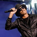 Swifties vs. Kid Rock  Was hat Kid Rock getan? 2019 twitterte der Rechts-Rapper: "Taylor Swift will eine Demokratin sein, weil sie in Filmen sein will…Punkt. Und es sieht so aus, als ob sie den Türgriff von Hollyweird lutschen würde, bloß um reinzukommen. Ältester Trick, der im Buch steht. Viel Glück, Mädel."  Wie haben die Swifties reagiert? Raten Sie mal: Der Macho sah sich plötzlich mit dem Shitstorm der Zahnspangenträgerinnen konfrontiert. Der noch prominent unterstützt wurde von Stars wie Sheryl Crow und liberalen Aktivisten.  Wer hat gewonnen? Das Team Swift. Kid Rocks letztes Album "Bad Reputation” schaffte es trotz allen Wirbels nur eine Woche in die US-Charts – auf Platz 124.