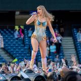 Swifties vs. Taylor Swift!  Was hat Taylor Swift getan? Niemand darf es wagen, Taylor Swift mit Majestätsbeleidung zu kommen – außer die Swifties selbst. Vergangenes Jahr soll die 34-Jährige eine Affäre mit Matty Healy, Sänger der Band The 1975, gehabt haben. Keine gute Wahl, wie die Fans befanden. Healy hatte sich in Podcasts und auf der Bühne angeblich rassistisch geäußert.  Wie haben die Swifties reagiert? Mit einem offenen Brief. Taylor möge doch bitte ein wenig mehr Distanz zu diesem Typen einlegen.  Wer hat gewonnen? Travis Kelce. Taylor Swift antwortete nicht auf den Brief – entgegen ihrer üblichen Gewohnheit, auf jede Lebensäußerung ihrer Fans einzugehen. Allerdings: Danach wurden Swift und Healy nicht mehr miteinander gesehen. Bahn frei für Travis Kelce.