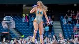 Swifties vs. Taylor Swift!  Was hat Taylor Swift getan? Niemand darf es wagen, Taylor Swift mit Majestätsbeleidung zu kommen – außer die Swifties selbst. Vergangenes Jahr soll die 34-Jährige eine Affäre mit Matty Healy, Sänger der Band The 1975, gehabt haben. Keine gute Wahl, wie die Fans befanden. Healy hatte sich in Podcasts und auf der Bühne angeblich rassistisch geäußert.  Wie haben die Swifties reagiert? Mit einem offenen Brief. Taylor möge doch bitte ein wenig mehr Distanz zu diesem Typen einlegen.  Wer hat gewonnen? Travis Kelce. Taylor Swift antwortete nicht auf den Brief – entgegen ihrer üblichen Gewohnheit, auf jede Lebensäußerung ihrer Fans einzugehen. Allerdings: Danach wurden Swift und Healy nicht mehr miteinander gesehen. Bahn frei für Travis Kelce.
