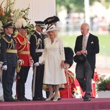 Am Londoner Paradeplatz "Horse Guards Parade" warteten bereits König Charles und Königin Camilla auf die Ehrengäste, um diese mit einer Militär-Zeremonie zu begrüßen.