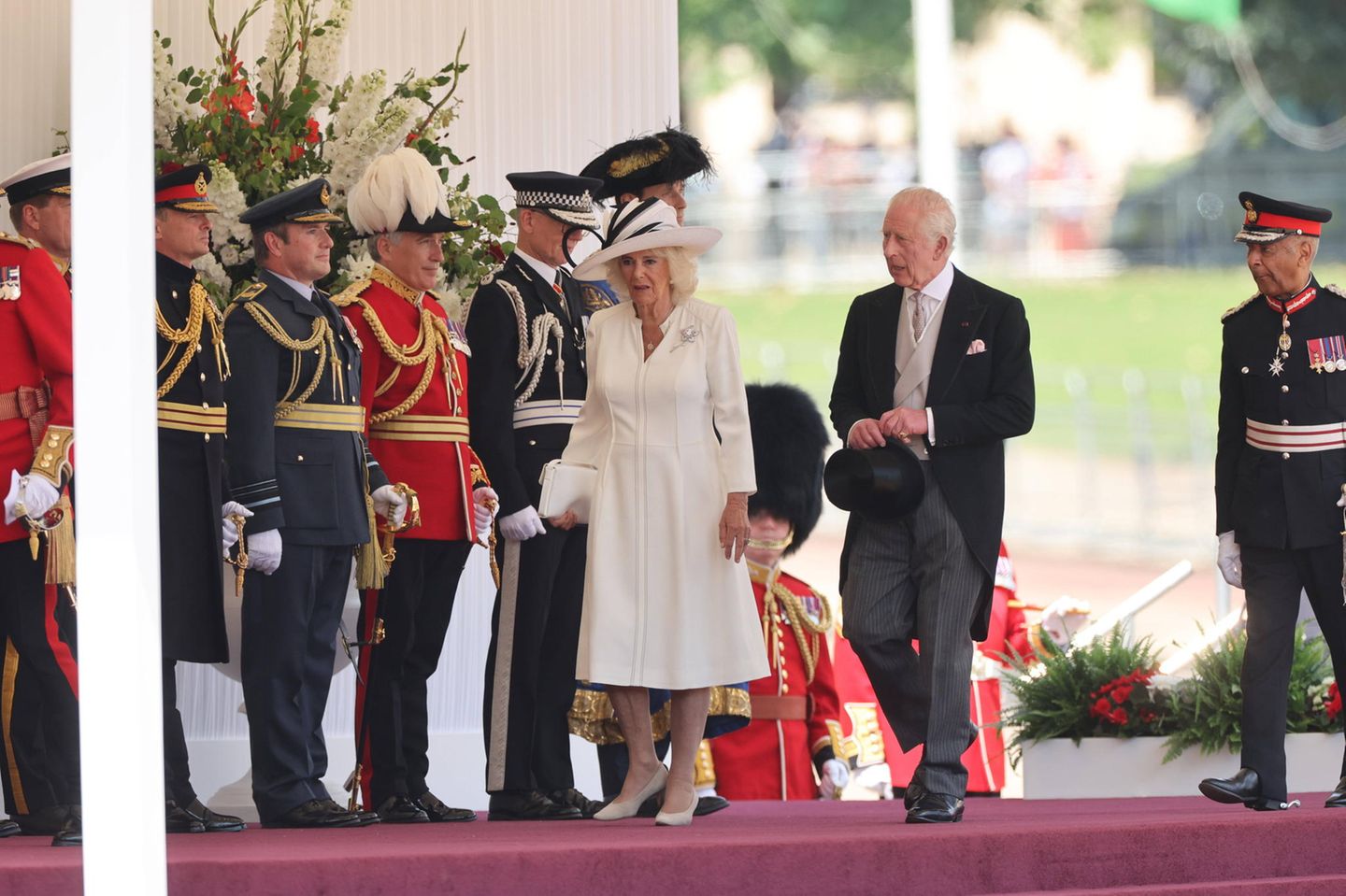 Am Londoner Paradeplatz "Horse Guards Parade" warteten bereits König Charles und Königin Camilla auf die Ehrengäste, um diese mit einer Militär-Zeremonie zu begrüßen.