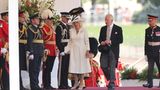 Am Londoner Paradeplatz "Horse Guards Parade" warteten bereits König Charles und Königin Camilla auf die Ehrengäste, um diese mit einer Militär-Zeremonie zu begrüßen.