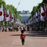 Die Prachtstraße "The Mall" im Herzen Londons war für die Parade mit britischen und japanischen Flaggen geschmückt, einige Schaulustige säumten die Straße. Anschließend... 