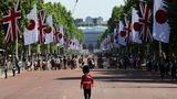 Die Prachtstraße "The Mall" im Herzen Londons war für die Parade mit britischen und japanischen Flaggen geschmückt, einige Schaulustige säumten die Straße. Anschließend... 