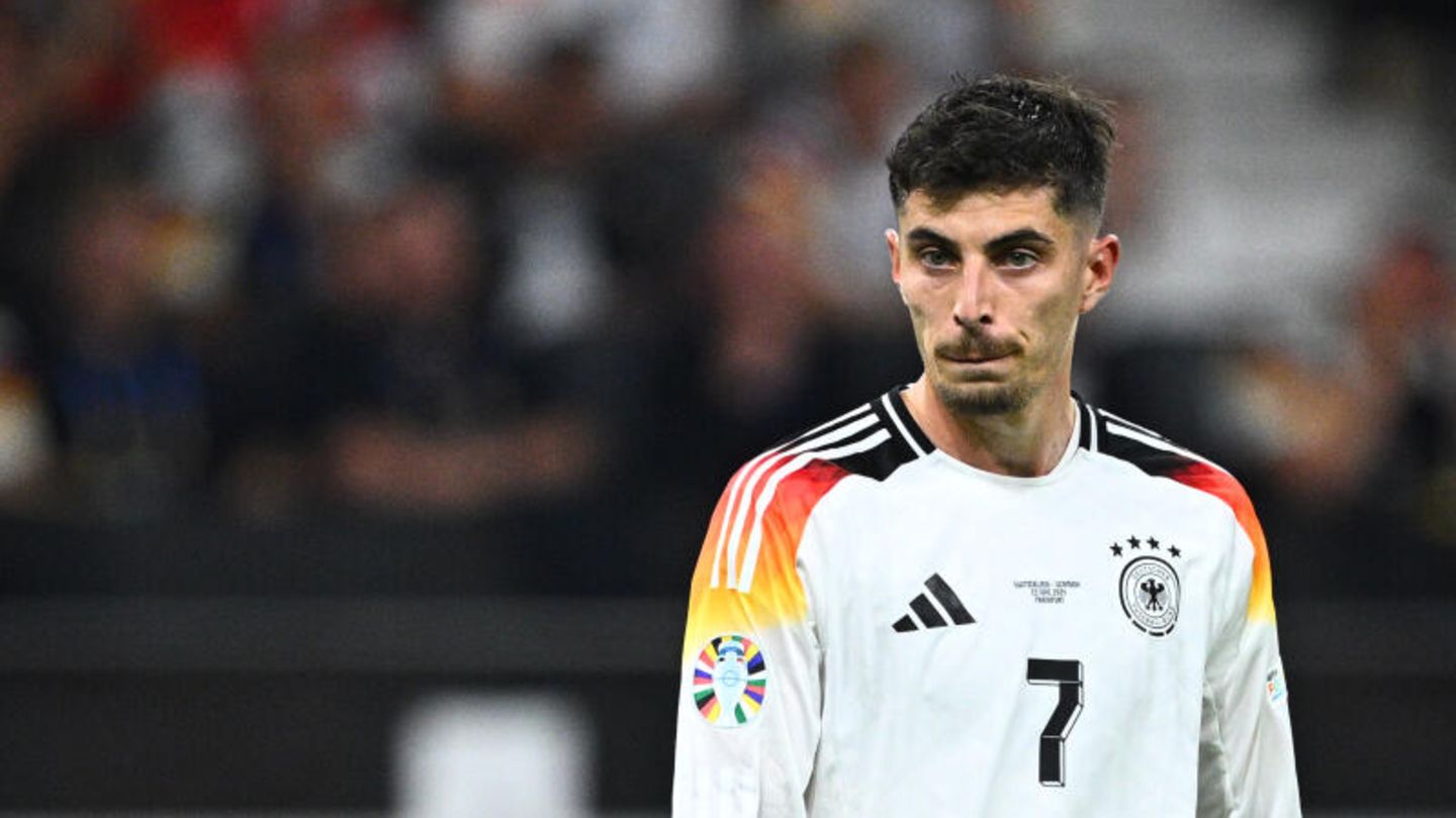 Wirklich schlecht gespielt hat Kai Havertz in den ersten Spielen nicht. Gerade in der ersten Partie gegen Schottland riss er immer wieder Lücken in die Abwehr, erzielte selbst ein Tor per Elfmeter. Doch seine Agilität und Leichtfüßigkeit fällt ihm auch immer wieder auf die Füße. Besonders gegen Ungarn konnte er gegen körperlich starke Gegenspieler selten Stiche setzen. Zudem hat er mit Füllkrug spätestens seit dessen Last Minute-Tor gegen die Schweiz einen starken Konkurrenten im Nacken