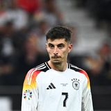 Wirklich schlecht gespielt hat Kai Havertz in den ersten Spielen nicht. Gerade in der ersten Partie gegen Schottland riss er immer wieder Lücken in die Abwehr, erzielte selbst ein Tor per Elfmeter. Doch seine Agilität und Leichtfüßigkeit fällt ihm auch immer wieder auf die Füße. Besonders gegen Ungarn konnte er gegen körperlich starke Gegenspieler selten Stiche setzen. Zudem hat er mit Füllkrug spätestens seit dessen Last Minute-Tor gegen die Schweiz einen starken Konkurrenten im Nacken