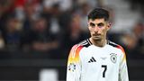 Wirklich schlecht gespielt hat Kai Havertz in den ersten Spielen nicht. Gerade in der ersten Partie gegen Schottland riss er immer wieder Lücken in die Abwehr, erzielte selbst ein Tor per Elfmeter. Doch seine Agilität und Leichtfüßigkeit fällt ihm auch immer wieder auf die Füße. Besonders gegen Ungarn konnte er gegen körperlich starke Gegenspieler selten Stiche setzen. Zudem hat er mit Füllkrug spätestens seit dessen Last Minute-Tor gegen die Schweiz einen starken Konkurrenten im Nacken