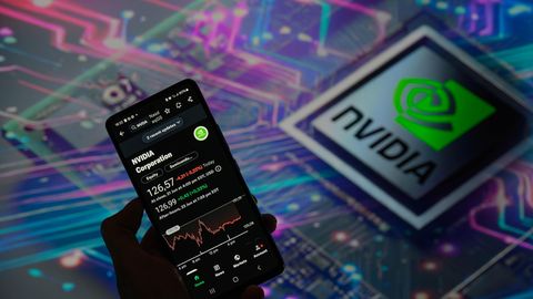 Der Kurs der Nvidia-Aktie ist auf einem Smartphone zu sehen