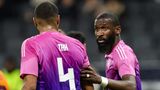 Jonathan Tah und Antonio Rüdiger sollten den Laden hinten dicht halten. Nach drei Spielen stehen auch immerhin "nur" zwei Gegentore. Doch in einigen Aktionen gegen Ungarn und noch stärker gegen die Schweiz kamen die beiden Verteidiger mehr als einmal ins Schwimmen. Dann kam auch noch Pech dazu: Im Achtelfinale wird Nagelsmann möglicherweise beide Spieler ersetzen müssen. Tah holte sich gegen die Schweiz vollkommen unnötig die zweite Gelbe Karte ab und ist gesperrt. Rüdiger verletzte sich. Ob er in der nächsten Partie spielen kann, ist noch offen