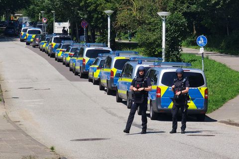Polizisten sind im Einsatz bei einer Bedrohungslage an einem Schulzentrum