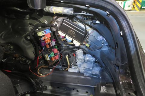 In einem Zwiscenraum der Karrosserie stecken Pakete mit geschmuggelten Intel-Prozessoren