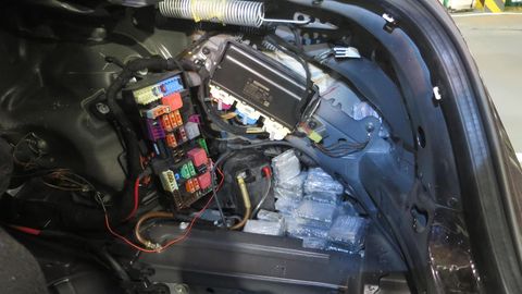 In einem Zwiscenraum der Karrosserie stecken Pakete mit geschmuggelten Intel-Prozessoren