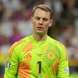 Auch Manuel Neuer spielt bislang kein schlechtes Turnier. Doch durch die starke Konkurrenz durch Marc-André ter Stegen steht der Bayern-Profi unter besonderer Beobachtung. Und da fallen dann auch kleinere Unsicherheiten auf – insbesondere in der Partie gegen Schottland und Ungarn. Dem gegenüber stehen einige starke Paraden. Trotzdem konnte Neuer durch seine Leistungen die Diskussionen um die Torwartposition nicht vollends ausräumen
