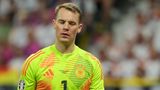Auch Manuel Neuer spielt bislang kein schlechtes Turnier. Doch durch die starke Konkurrenz durch Marc-André ter Stegen steht der Bayern-Profi unter besonderer Beobachtung. Und da fallen dann auch kleinere Unsicherheiten auf – insbesondere in der Partie gegen Schottland und Ungarn. Dem gegenüber stehen einige starke Paraden. Trotzdem konnte Neuer durch seine Leistungen die Diskussionen um die Torwartposition nicht vollends ausräumen