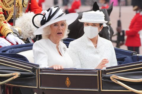 ... ging es per Kutschfahrt zum Buckingham Palast zum Mittagessen. Wie die britische Presse schreibt, leidet Kaiserin Masako an einer Pferdehaar-Allergie und trug deshalb für die Strecke einen weißen Mundschutz.