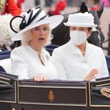 ... ging es per Kutschfahrt zum Buckingham Palast zum Mittagessen. Wie die britische Presse schreibt, leidet Kaiserin Masako an einer Pferdehaar-Allergie und trug deshalb für die Strecke einen weißen Mundschutz.