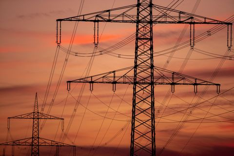 Symbolbild Blackouts: Strommasten in der Abenddämmerung