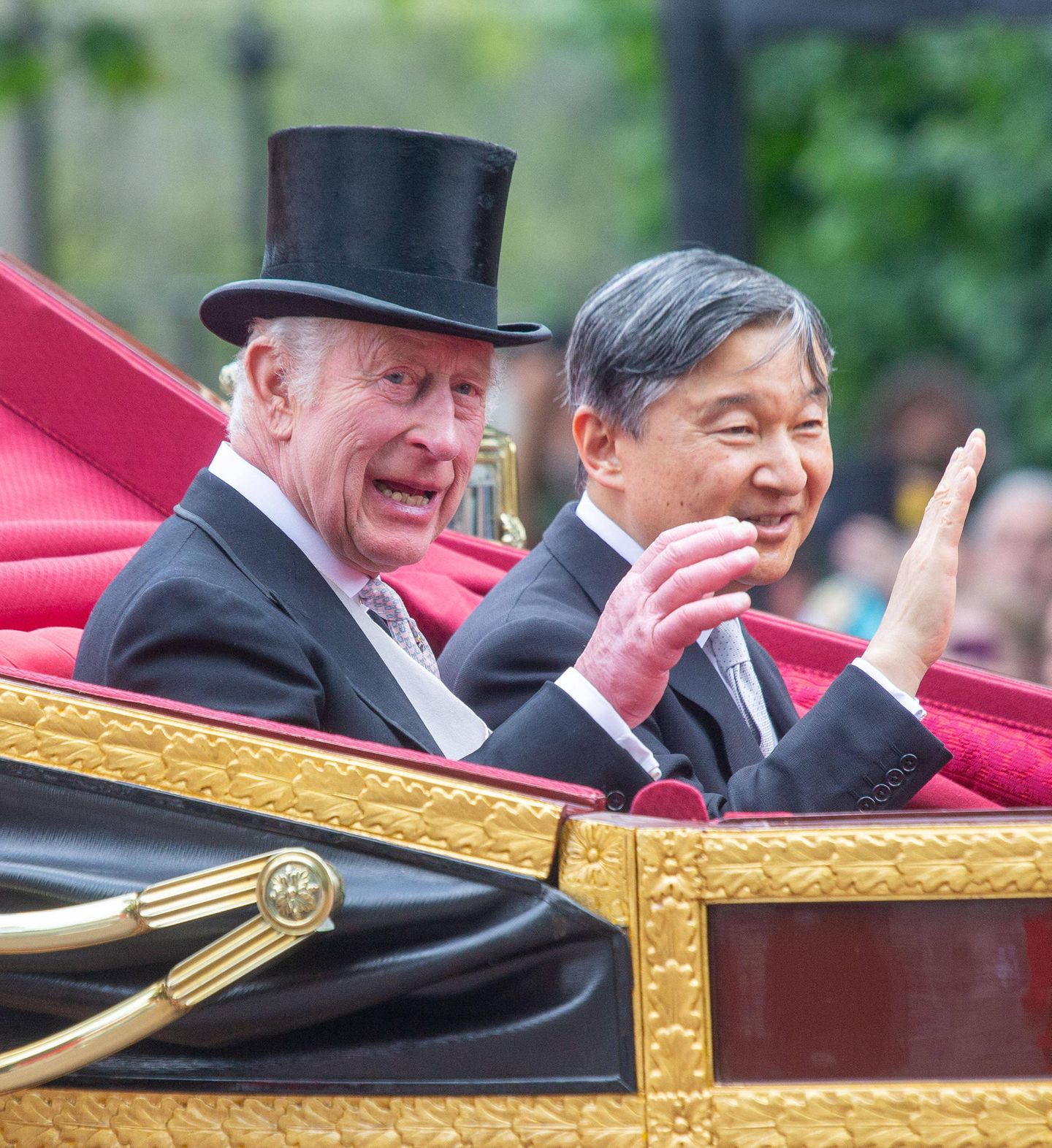 König Charles, in Festtagsrobe, und Kaiser Naruhito winkten aus der Kutsche. Am Abend werden die britischen Royals zu Ehren der Gäste aus Japan ein Staatsbankett ausrichten.