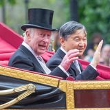 König Charles, in Festtagsrobe, und Kaiser Naruhito winkten aus der Kutsche. Am Abend werden die britischen Royals zu Ehren der Gäste aus Japan ein Staatsbankett ausrichten.