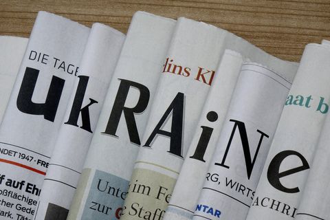 Zeitungen zeigen das Wort "Ukraine": Russland verbietet dutzende Medien