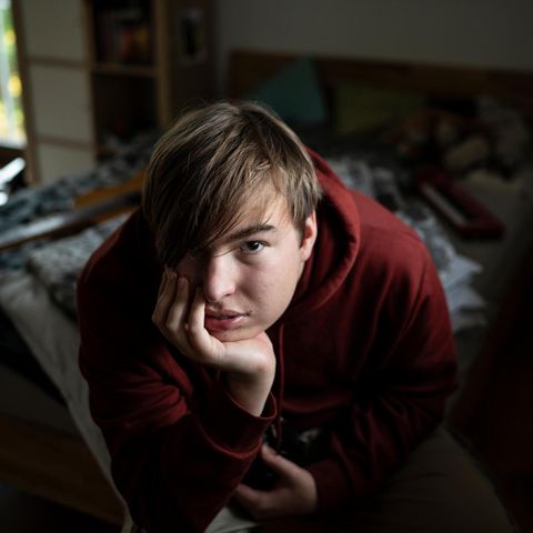 18-jähriger Junge mit Autismus in seinem Zimmer