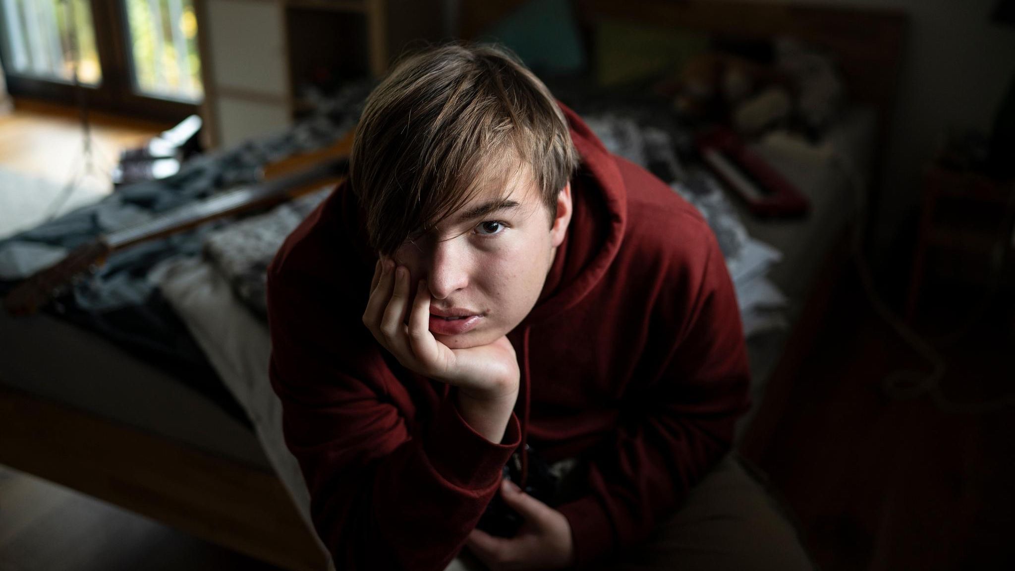 18-jähriger Junge mit Autismus in seinem Zimmer