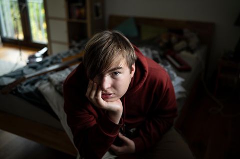 18-jähriger Junge mit Autismus in seinem Zimmer
