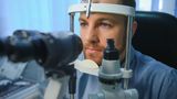 Alle zwei Jahre Augen auf!  Auch wer keine Brille trägt sollte ab 40 regelmäßig zum Augenarzt. Die meisten Augenerkrankungen bleiben lange unbemerkt, vor allem wenn sich die Sehleistung sehr langsam verschlechtert. Kontrolliert werden Anzeichen für den Grünen Star und Grauen Star sowie Netzhautablösungen oder Löcher in der Netzhaut. Ab dem 60 Lebensjahr kommt die Vorsorge der altersbedingte Makuladegeneration AMD hinzu. Sie ist eine der häufigsten Ursachen für eine dramatische Einschränkung der Sehfähigkeit bis hin zu Erblindung. Diabetiker sollten ohnehin jährlich zu Kontrolle, da Diabetes unter anderem die Netzhaut schädigt. 